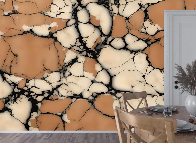 K&ouml;nnte beinhalten: Ein Wandbild mit einem gro&szlig;fl&auml;chigen, abstrakten Muster aus unregelm&auml;&szlig;igen, rissigen Formen in warmen Terrakotta-Orange- und cremefarbenen T&ouml;nen, die durch kr&auml;ftige, schwarze Adern getrennt sind und einen kontrastreichen Steineffekt erzeugen.
