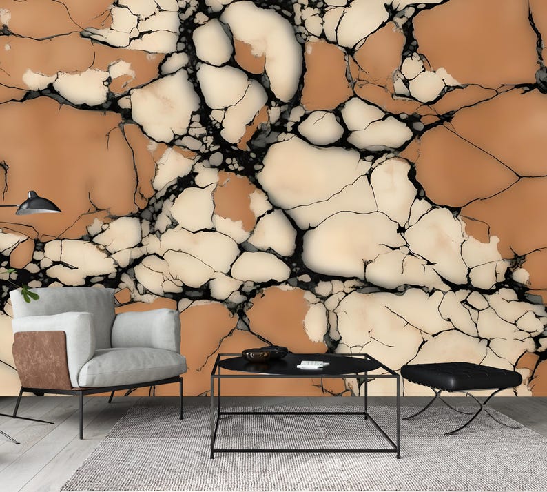 K&ouml;nnte beinhalten: Ein Wandbild mit einem gro&szlig;fl&auml;chigen, abstrakten Muster aus unregelm&auml;&szlig;igen beigen und cremefarbenen Formen, die durch dicke, tiefschwarze Adern getrennt sind. Das Design imitiert die Optik von rissigem Stein oder Marmor mit hohem Kontrast.