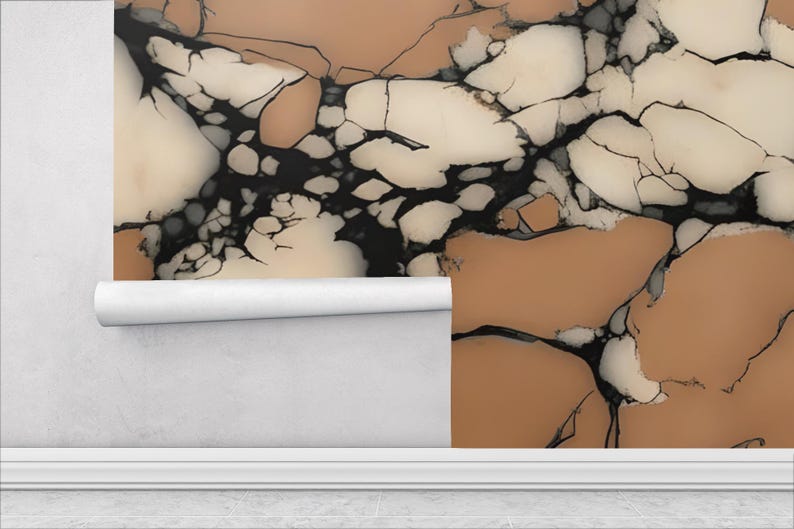 K&ouml;nnte beinhalten: Eine Tapetenrolle mit einem Risssteinmuster, das gro&szlig;e, unregelm&auml;&szlig;ige Formen in Beige-, Creme- und Wei&szlig;t&ouml;nen aufweist, die durch dicke, tiefschwarze Adern getrennt sind und eine kontrastreiche, zerkl&uuml;ftete Optik erzeugen.