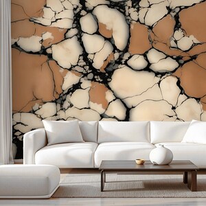 K&ouml;nnte beinhalten: Ein Wandbild mit einem gro&szlig;fl&auml;chigen, abstrakten Muster aus unregelm&auml;&szlig;igen, rissigen Steinformen in Beige-, Creme- und Wei&szlig;t&ouml;nen, die durch dicke, tiefschwarze Adern getrennt sind und einen kontrastreichen, frakturierten visuellen Effekt erzeugen.