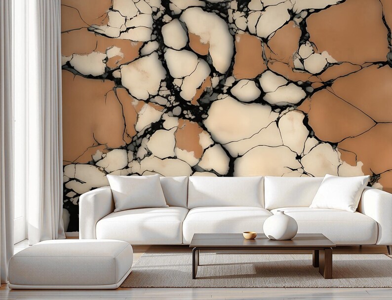 K&ouml;nnte beinhalten: Ein Wandbild mit einem gro&szlig;fl&auml;chigen, abstrakten Muster aus unregelm&auml;&szlig;igen, rissigen Steinformen in Beige-, Creme- und Wei&szlig;t&ouml;nen, die durch dicke, tiefschwarze Adern getrennt sind und einen kontrastreichen, frakturierten visuellen Effekt erzeugen.