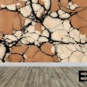 K&ouml;nnte beinhalten: Eine Wandtapete mit einem Risssteinmuster, das gro&szlig;e, unregelm&auml;&szlig;ige Formen in Terrakotta-Orange und Cremet&ouml;nen zeigt, die durch tiefe schwarze Risse getrennt sind. Das Design befindet sich &uuml;ber einer wei&szlig;en Fu&szlig;leiste und einem hellen Holzboden.
