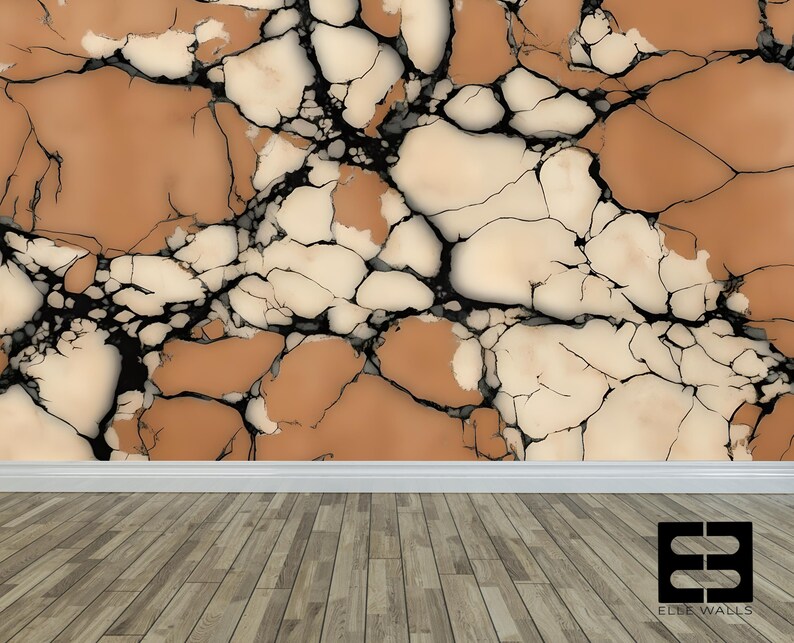 K&ouml;nnte beinhalten: Eine Wandtapete mit einem Risssteinmuster, das gro&szlig;e, unregelm&auml;&szlig;ige Formen in Terrakotta-Orange und Cremet&ouml;nen zeigt, die durch tiefe schwarze Risse getrennt sind. Das Design befindet sich &uuml;ber einer wei&szlig;en Fu&szlig;leiste und einem hellen Holzboden.