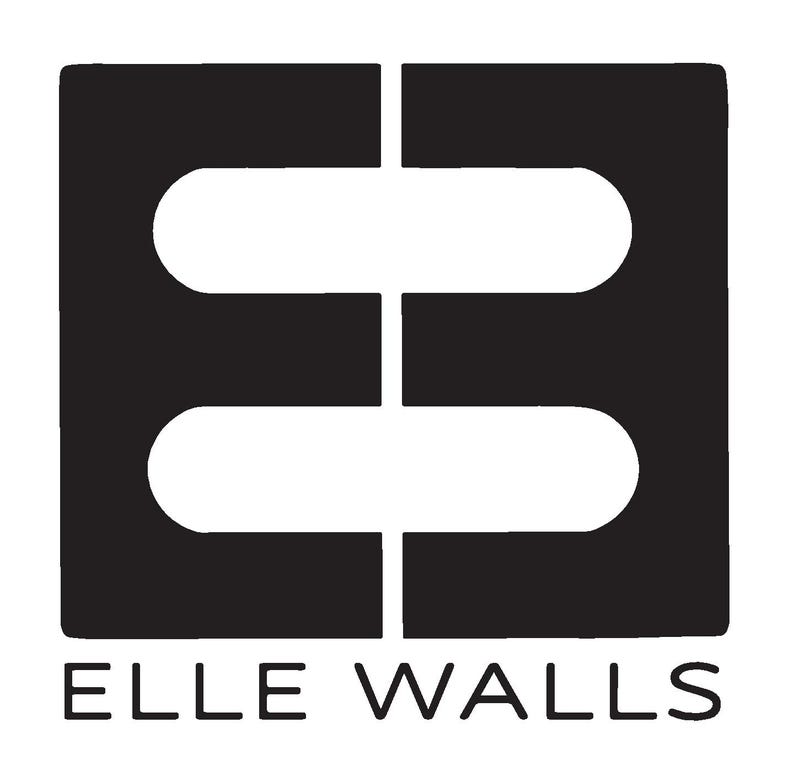 K&ouml;nnte beinhalten: Ein schwarzes grafisches Logo mit einem stilisierten Buchstaben E, der sich spiegelt und eine symmetrische Form bildet, platziert &uuml;ber dem Text ELLE WALLS in einer klaren serifenlosen Schrift. Das Design ist kontrastreich auf wei&szlig;em Grund.
