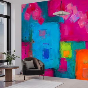 Op de afbeelding: Een grote muurschildering met een abstract schilderij met gedurfde blokken in levendig magenta, helder turkoois, limoengroen en oranje. Het kunstwerk toont dikke, zichtbare penseelstreken en gelaagde geometrische vormen over het gehele wandoppervlak.