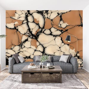K&ouml;nnte beinhalten: Ein gro&szlig;es Wandbild mit einem rissigen Steinmuster in den Farben Beige, Creme und Schwarz. Das Design ahmt nat&uuml;rliche Gesteinsformationen mit unregelm&auml;&szlig;igen Formen nach, die durch dunkle, feine Linien voneinander getrennt sind.