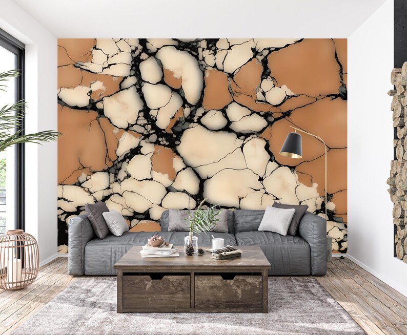 K&ouml;nnte beinhalten: Ein gro&szlig;es Wandbild mit einem rissigen Steinmuster in den Farben Beige, Creme und Schwarz. Das Design ahmt nat&uuml;rliche Gesteinsformationen mit unregelm&auml;&szlig;igen Formen nach, die durch dunkle, feine Linien voneinander getrennt sind.