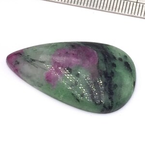 Rubin i Zoisit Cabochon 39mmX23mmX5mm Droppformad Rubin Zoisit/Rubizoit/Anyolit/Rubin-i-zoisit Stenmineral N.83L
