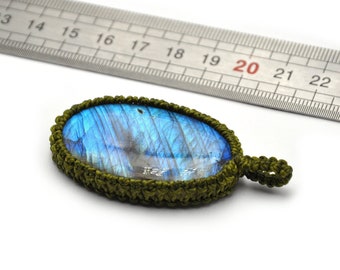 Cabochon en labradorite emballé, 49 mm X 31 mm X 7 mm, pierre fine bleue naturelle, forme ovale. Pendentif fait main avec fils cirés et noeuds en macramé. N.1P