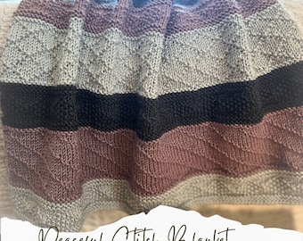 Könnte beinhalten: Eine gestrickte Decke mit Streifen in Grau-, Schwarz- und Mauve-Tönen. Die Decke hat ein strukturiertes Stichmuster und ist mit "Peaceful Stitch Blanket knitting pattern" beschriftet.