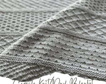 Könnte beinhalten: Nahaufnahme einer grauen Strickdecke mit einem einfachen Strick- und Perlmuster. Der Text "Simple Knit/Purl Blanket Knitting Pattern" ist am unteren Rand des Bildes sichtbar.