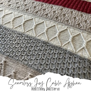 Peut inclure: Gros plan sur une couverture tricotée avec différents motifs de câbles dans des tons de gris et de blanc. La couverture s'appelle "Seamless Joy Cable Afghan Knitting Pattern".