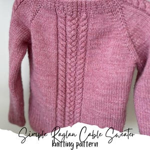 Può includere: Un maglione rosa lavorato a maglia con un motivo a treccia. Il maglione ha una costruzione a manica raglan. Il testo "Simple Raglan Cable Sweater Knitting Pattern" è nella parte inferiore dell'immagine.