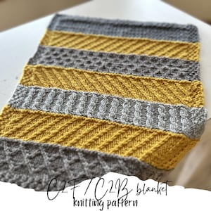 Puede incluir: Una manta de punto con rayas alternas de amarillo y gris. La manta presenta diferentes patrones de punto, incluyendo un punto de cable y un punto texturizado. El texto "C2F/C2B blanket knitting pattern" está escrito en la parte inferior de la imagen.