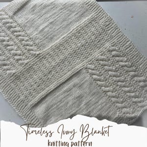 Könnte beinhalten: Eine elfenbeinfarbene Strickdecke mit einer Kombination aus glatten glatt rechts gestrickten Paneelen, strukturierten kraus rechts gestrickten Rändern und vertikalen Zopfmusterabschnitten. Der Text "Timeless Ivory Blanket knitting pattern" steht unten.