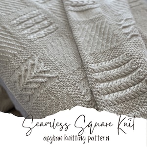 Könnte beinhalten: Nahaufnahme einer beige gestrickten afghanischen Decke mit einem nahtlosen quadratischen Muster. Die Decke weist strukturierte Designs auf, darunter Blatt- und Zopfmuster. Der Text "Seamless Square Knit afghan knitting pattern" befindet sich unten.
