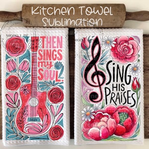 Op de afbeelding: Twee witte keukendoeken met bloemmotieven en inspirerende tekst. De eerste handdoek heeft een roze gitaar met de tekst "Then Sings My Soul". De tweede handdoek heeft een solsleutel met de tekst "Sing His Praises".