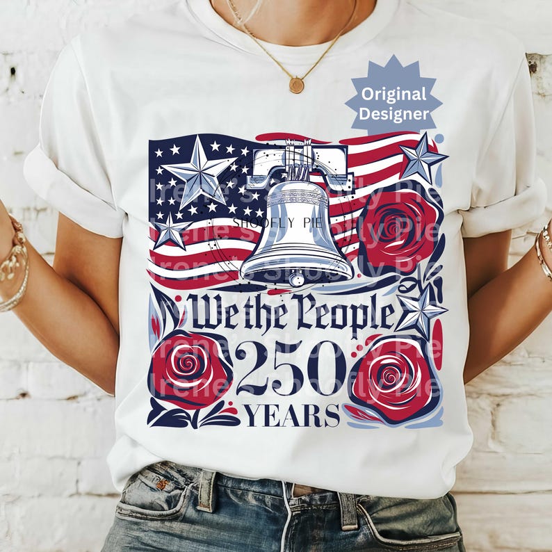 K&ouml;nnte beinhalten: Wei&szlig;es T-Shirt mit einem patriotischen Design. Das Design zeigt die amerikanische Flagge, die Liberty Bell, Sterne und rote Rosen. Der Text lautet "We the People 250 Years". Die Worte "Original Designer" sind ebenfalls sichtbar.
