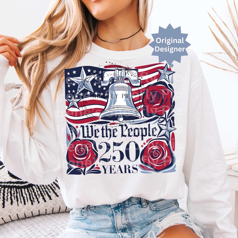 K&ouml;nnte beinhalten: Wei&szlig;es Langarm-Sweatshirt mit patriotischem Design. Die Grafik zeigt die amerikanische Flagge, die Liberty Bell, Rosen und den Text "We the People 250 Years". Das Design verwendet rote, wei&szlig;e und blaue Farben.