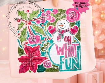 Könnte beinhalten: Eine hellrosa Tragetasche mit einem skurrilen Weihnachtsdesign. Das Design zeigt einen Schneemann mit Schal und Fäustlingen, umgeben von Stechpalmen, Rosen und dem Schriftzug "OH WHAT FUN" in Pink und Türkis.