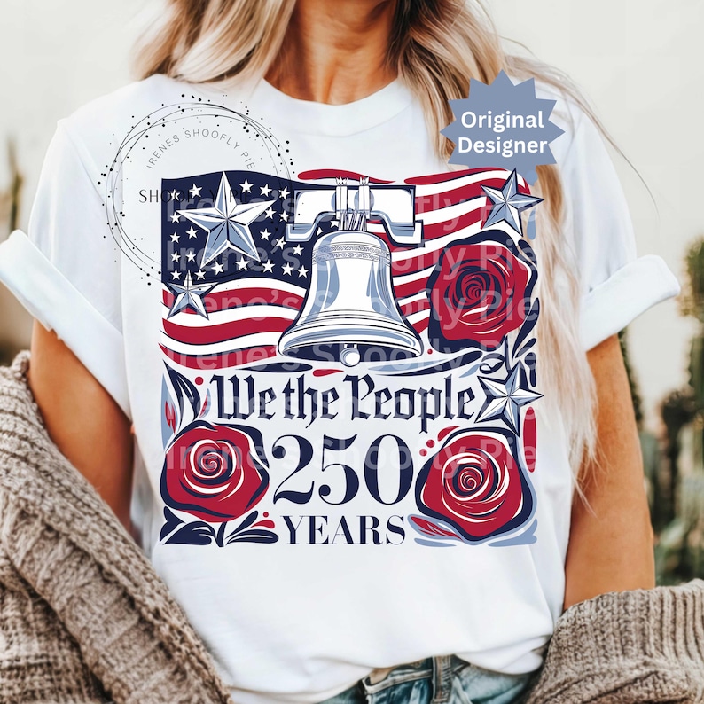 K&ouml;nnte beinhalten: Wei&szlig;es T-Shirt mit patriotischem Design. Das Design zeigt die amerikanische Flagge, die Liberty Bell, Sterne und rote Rosen mit dem Text "We the People 250 Years". Das Shirt hat einen Rundhalsausschnitt.