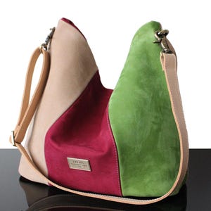 Hobo-Tasche aus grünem, beigem und fuchsiafarbenem Leder. Handgemachte Tasche aus echtem Leder. Einzigartiges und handgefertigtes Design. Luxus-Wildledertasche. Geschenk im Patchwork-Stil.