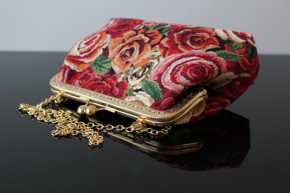 Pochette fleurie femme sale