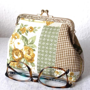 Makeup bag Kisslock Linen purse Golden frame kisslock bag Small clutch bag Floral bag unique Vintage rustic bag