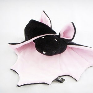 SchmuseTröste Fledermaus babyrosa Bild 1