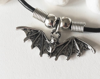 Pendentif chauve-souris avec bracelet en cuir