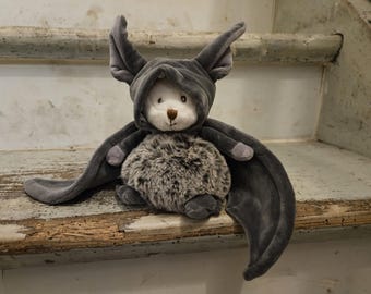 Bruno el oso disfrazado de murciélago