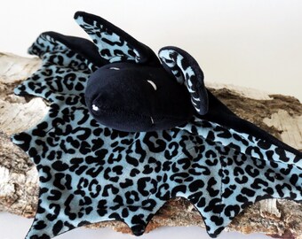 Cuddly comfort bat (small leopard print, light blue)