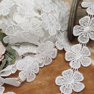 Dentelle florale blanche, applique de pétale de fleur, travaux de couture de fournitures d'artisanat d'embellissement de centre de fleur, 1,5" de large par yard ou 22 motifs