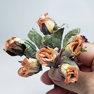 Roses de chapelle pêche, fleurs vintage de couleur pêche fabriquées à partir de papier parchemin Aspect fleur sèche, 6 petits boutons sur du fil de fer. neuf ancien stock
