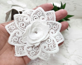 Toppa con applicazione floreale, coppia di applicazioni in pizzo bianco a strati, abbellimenti dimensionali artigianali. Shabby Chic Junk Journal, articoli per cucito.