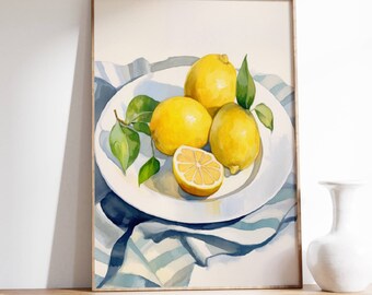 Puede incluir: Una pintura de acuarela de cuatro limones en un plato blanco con hojas verdes. Los limones están dispuestos en una pila, con un limón cortado por la mitad. El plato está sobre un mantel a rayas azules y blancas.