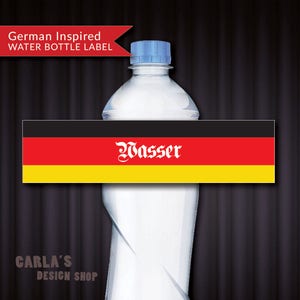 Puede incluir: Una botella de agua de plástico transparente con una tapa azul. La botella tiene una etiqueta con los colores de la bandera alemana: negro, rojo y amarillo. La palabra "Wasser" está escrita en blanco. El texto "German Inspired Water Bottle Label" está en una pancarta roja.
