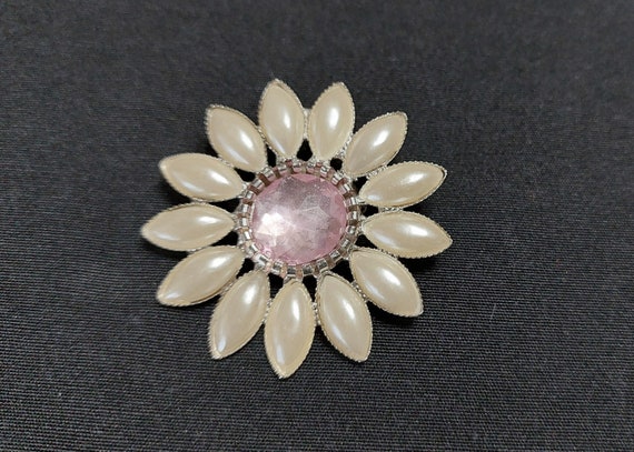 Pink Daisy Pin, Floral Brooch - image 1