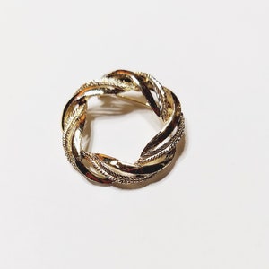 Gerry&#39;s Gold Tone Wreath Brooch Lapel Pin