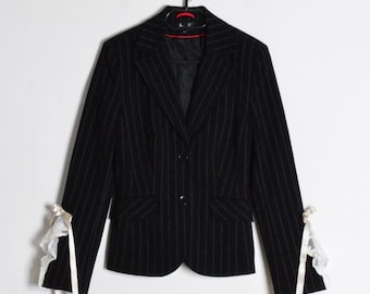 Veste blazer femme BCBG vintage retravaillée à fines rayures noires romantiques avec dentelle et nœud, taille très petite XS