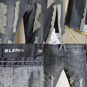 K&ouml;nnte beinhalten: Dunkelgraue Jeans mit Used-Details. Mit dekorativen vertikalen Streifen und einem Schlitz am Saum. Das Etikett lautet "BLEND" und Gr&ouml;&szlig;e 28.