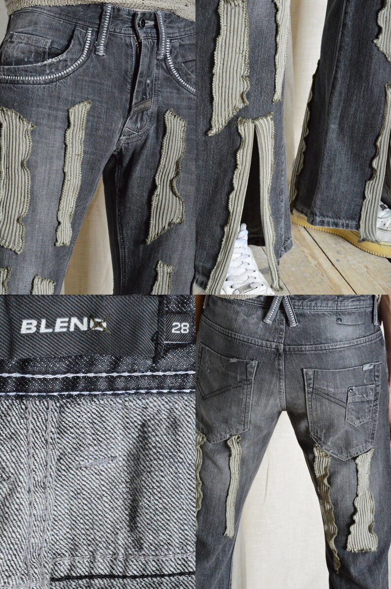 K&ouml;nnte beinhalten: Dunkelgraue Jeans mit Used-Details. Mit dekorativen vertikalen Streifen und einem Schlitz am Saum. Das Etikett lautet "BLEND" und Gr&ouml;&szlig;e 28.