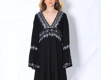 Vintage 80s Black Embroidered Flower Bell Sleeve Boho Chic Relaxed Beach Summer Womens Mini Dress Size S