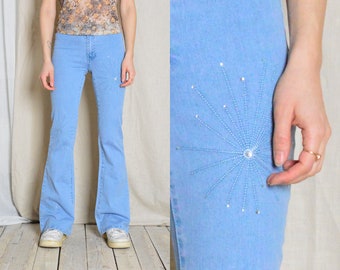 Vintage 90er Jahre hellblau bestickte gesprenkelte hoch taillierte Schlag Damen Jeans Taille Größe 26 Inch