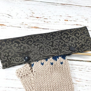 ニードルガレージの黒とブロンズの2本針、15/20 cmの編み針、外出先でのステッチセーバー