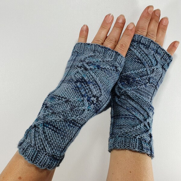 Blaue fingerlose Handschuhe für Damen handgestrickt