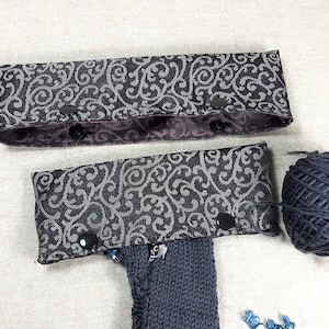 Needle minder black and silver for dpn knitting needles