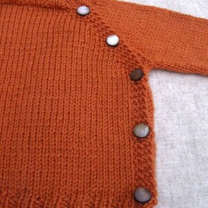 Strickanleitung Schlüttli, Strickjacke Gr. 50-104, Baby-Strickjacke Anleitung, Strickmuster Strickjacke, Wickeljacke Kleinkind Bild 3