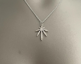 Collar con colgante de hoja de marihuana de plata – Joyería con colgante de cannabis / Amuleto minimalista de marihuana / Collar bohemio bañado en plata / Regalo para fumadores de marihuana para ella o para él