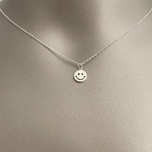 Collar con colgante de cara sonriente, chapado en oro o plata, delicado y minimalista, ideal como regalo diario.